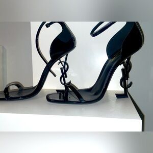 Brand new never worn still have original box and duster